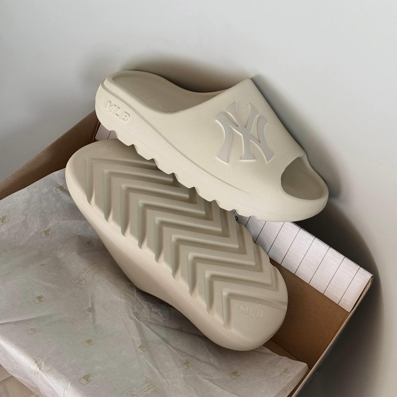 Dép MLB Skipper Slide New York Yankees Cream [ 3ALPS0153-50IVS ]