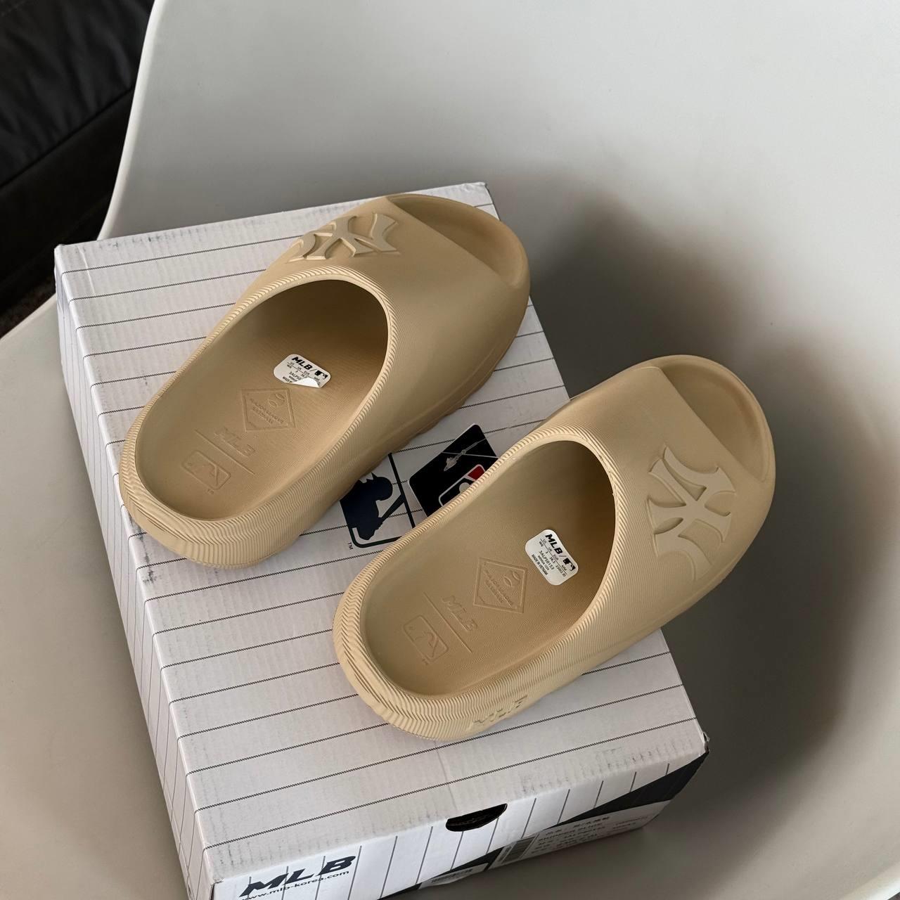 Dép MLB Skipper Slide New York Yankees Light Beige [ 3ALPS0153 - 50SAS ]