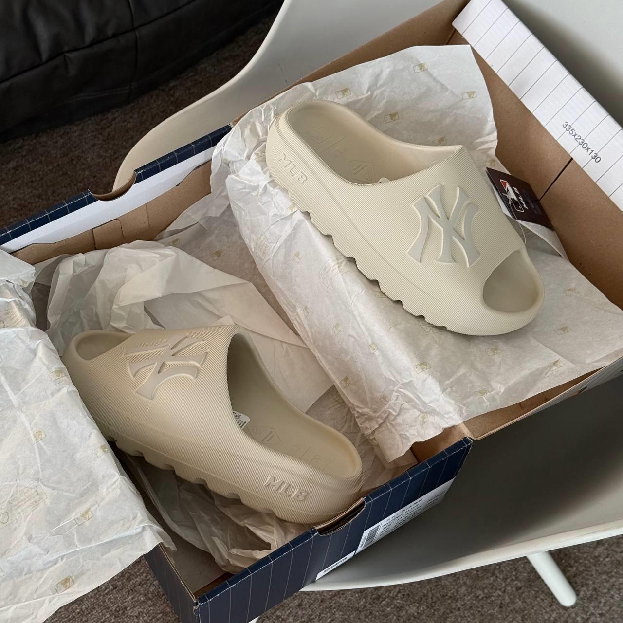 Dép MLB Skipper Slide New York Yankees Cream [ 3ALPS0153-50IVS ]