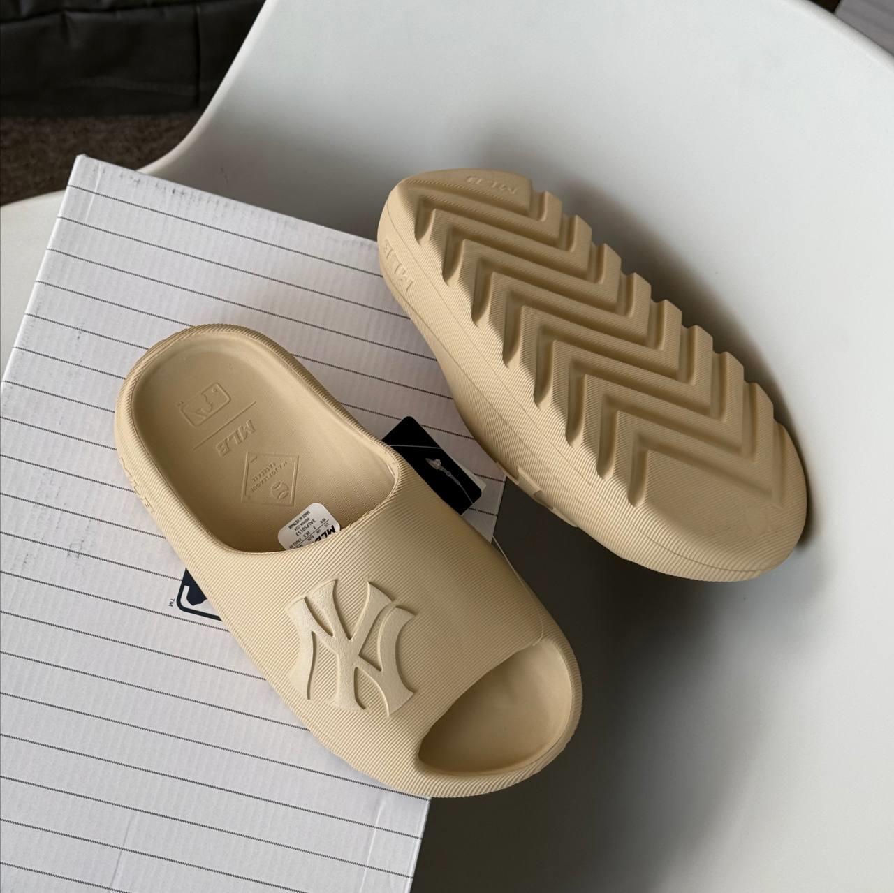 Dép MLB Skipper Slide New York Yankees Light Beige [ 3ALPS0153 - 50SAS ]