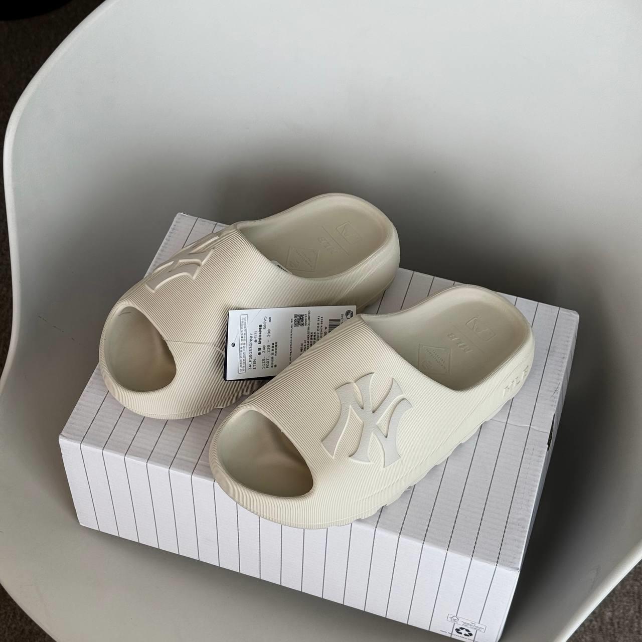 Dép MLB Skipper Slide New York Yankees Cream [ 3ALPS0153-50IVS ]