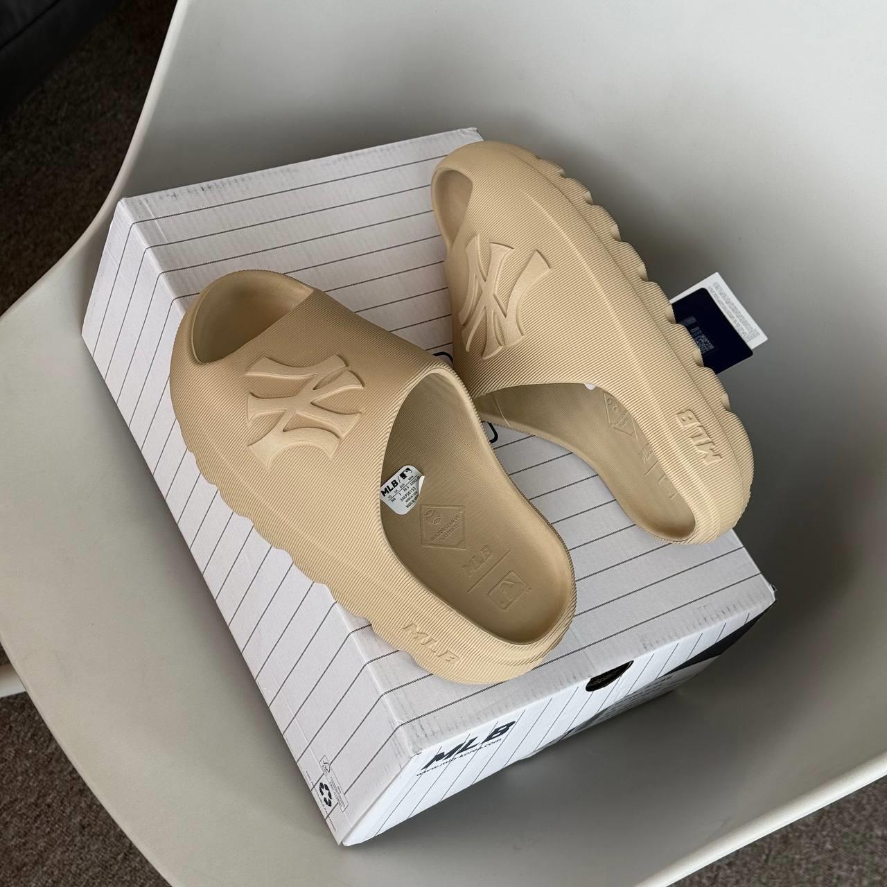 Dép MLB Skipper Slide New York Yankees Light Beige [ 3ALPS0153 - 50SAS ]