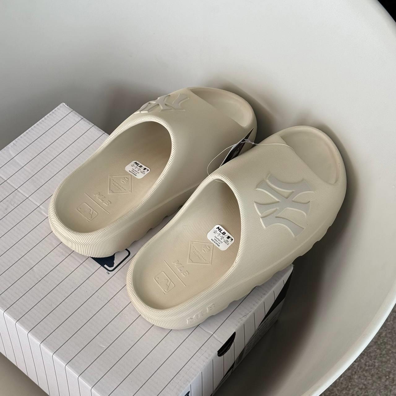 Dép MLB Skipper Slide New York Yankees Cream [ 3ALPS0153-50IVS ]