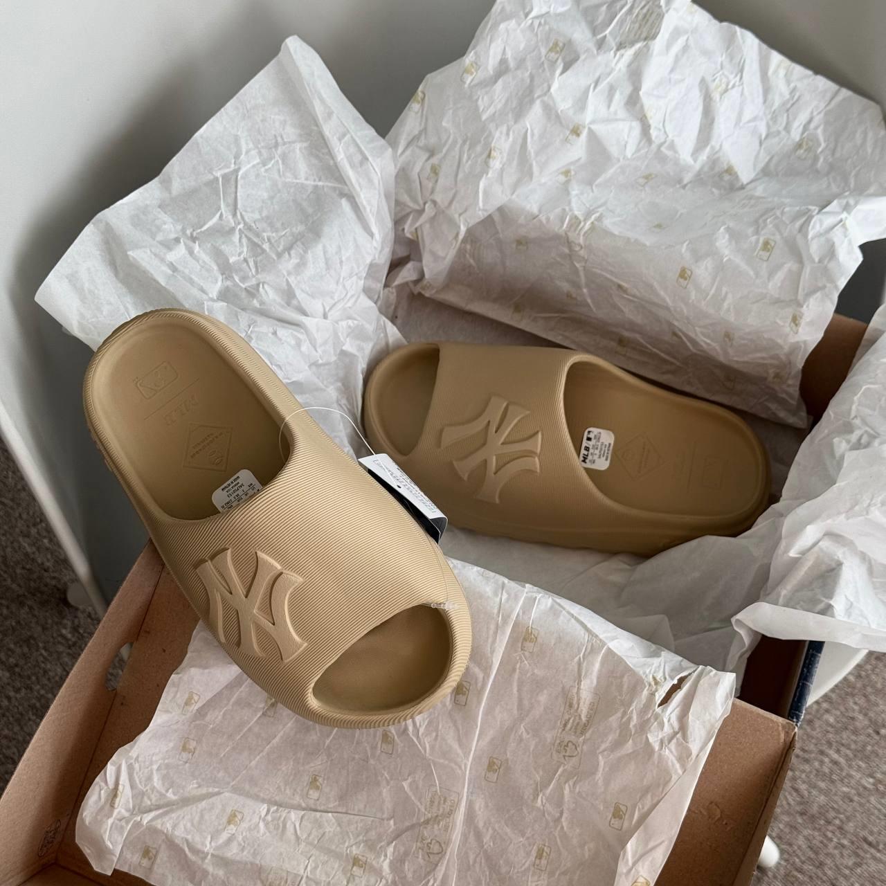 Dép MLB Skipper Slide New York Yankees Light Beige [ 3ALPS0153 - 50SAS ]