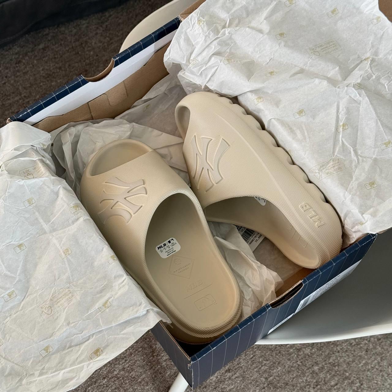 Dép MLB Skipper Slide New York Yankees Cream [ 3ALPS0153-50IVS ]