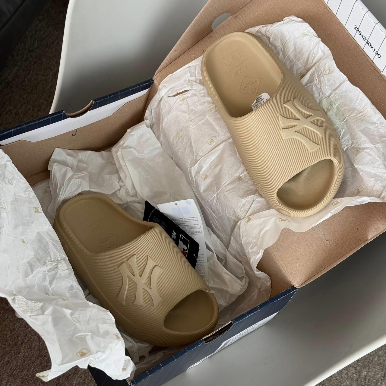 Dép MLB Skipper Slide New York Yankees Light Beige [ 3ALPS0153 - 50SAS ]