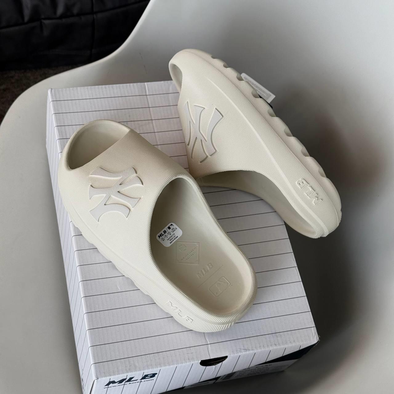 Dép MLB Skipper Slide New York Yankees Cream [ 3ALPS0153-50IVS ]