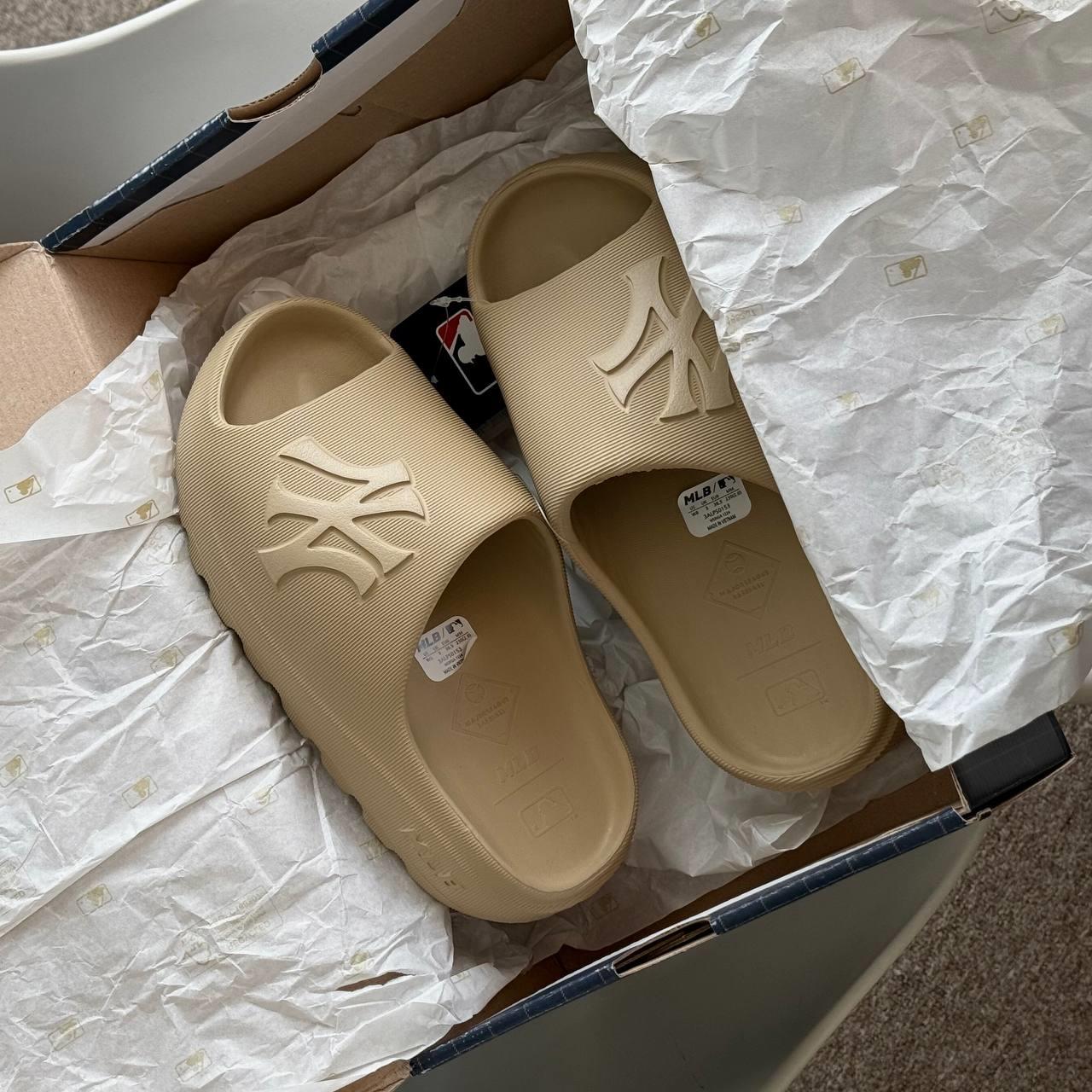 Dép MLB Skipper Slide New York Yankees Light Beige [ 3ALPS0153 - 50SAS ]