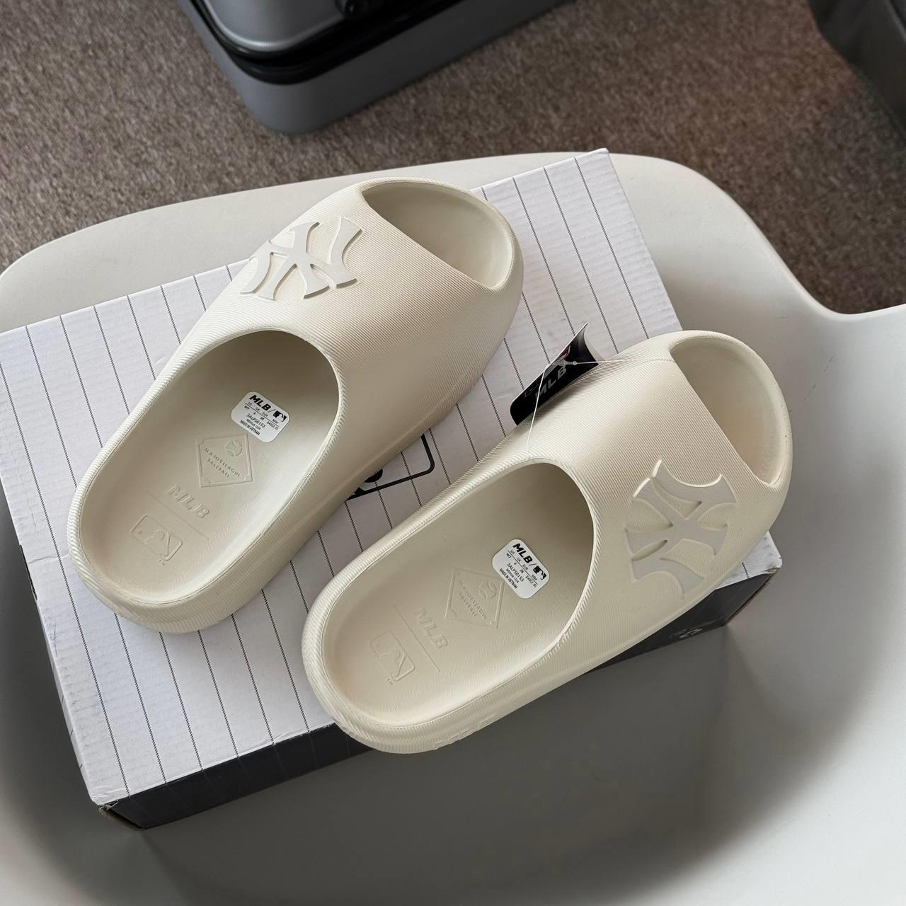 Dép MLB Skipper Slide New York Yankees Cream [ 3ALPS0153-50IVS ]