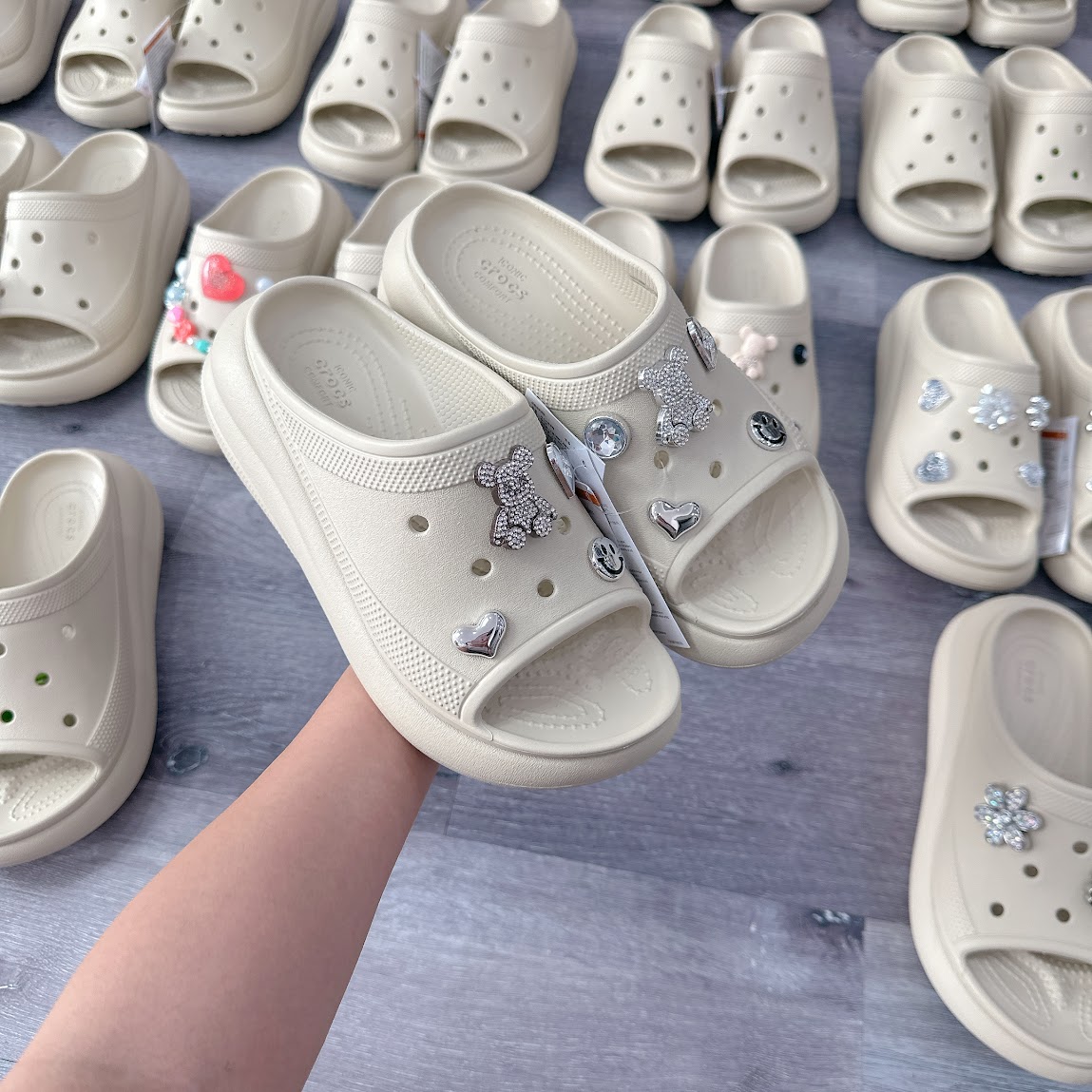 Dép Quai Ngang Unisex Crocs Classic Crush Bone [ 208731-2Y2 ]