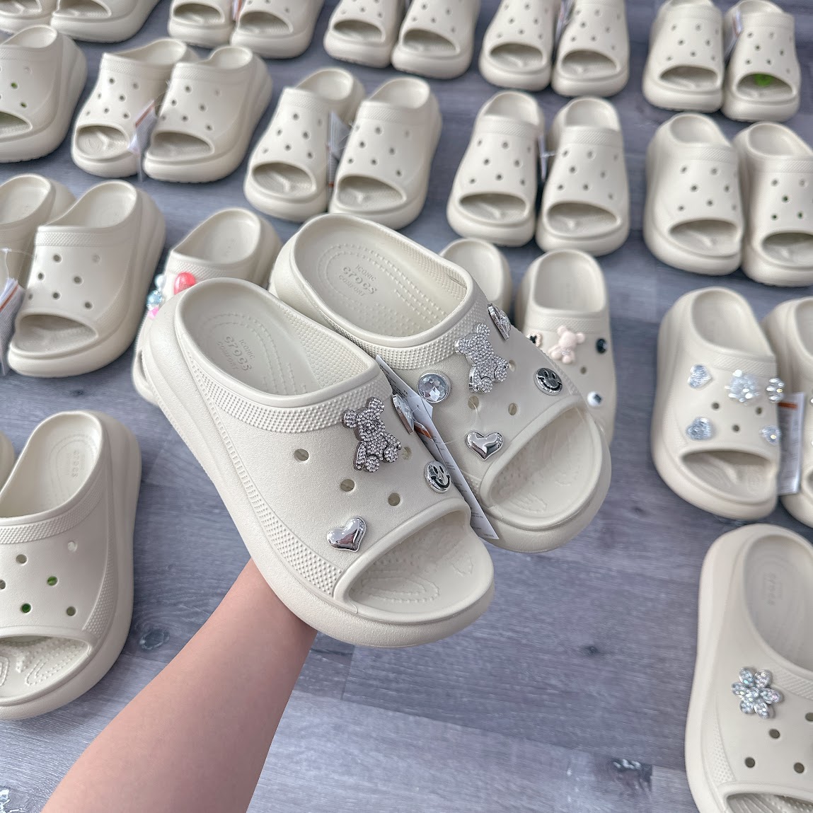 Dép Quai Ngang Unisex Crocs Classic Crush Bone [ 208731-2Y2 ]