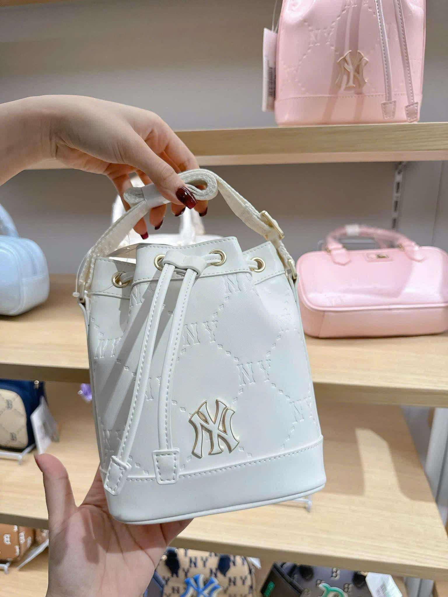 Túi MLB NY Monogram Màu Trắng Kem [ 7ACRMD65N 50CRM ]