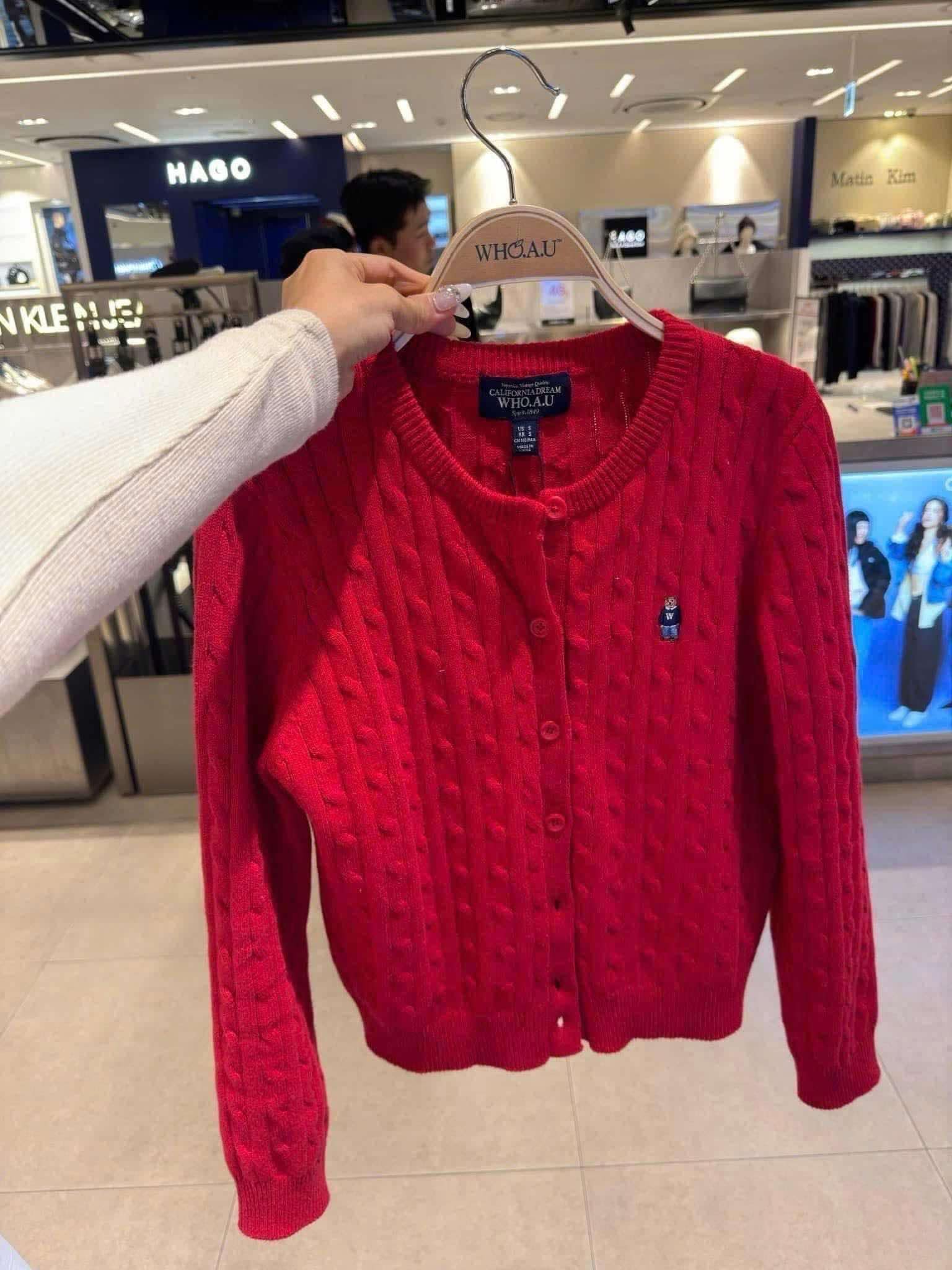 Áo Whoau Steve Cable Cardigan Red [ WHCKF2101F-00 ]