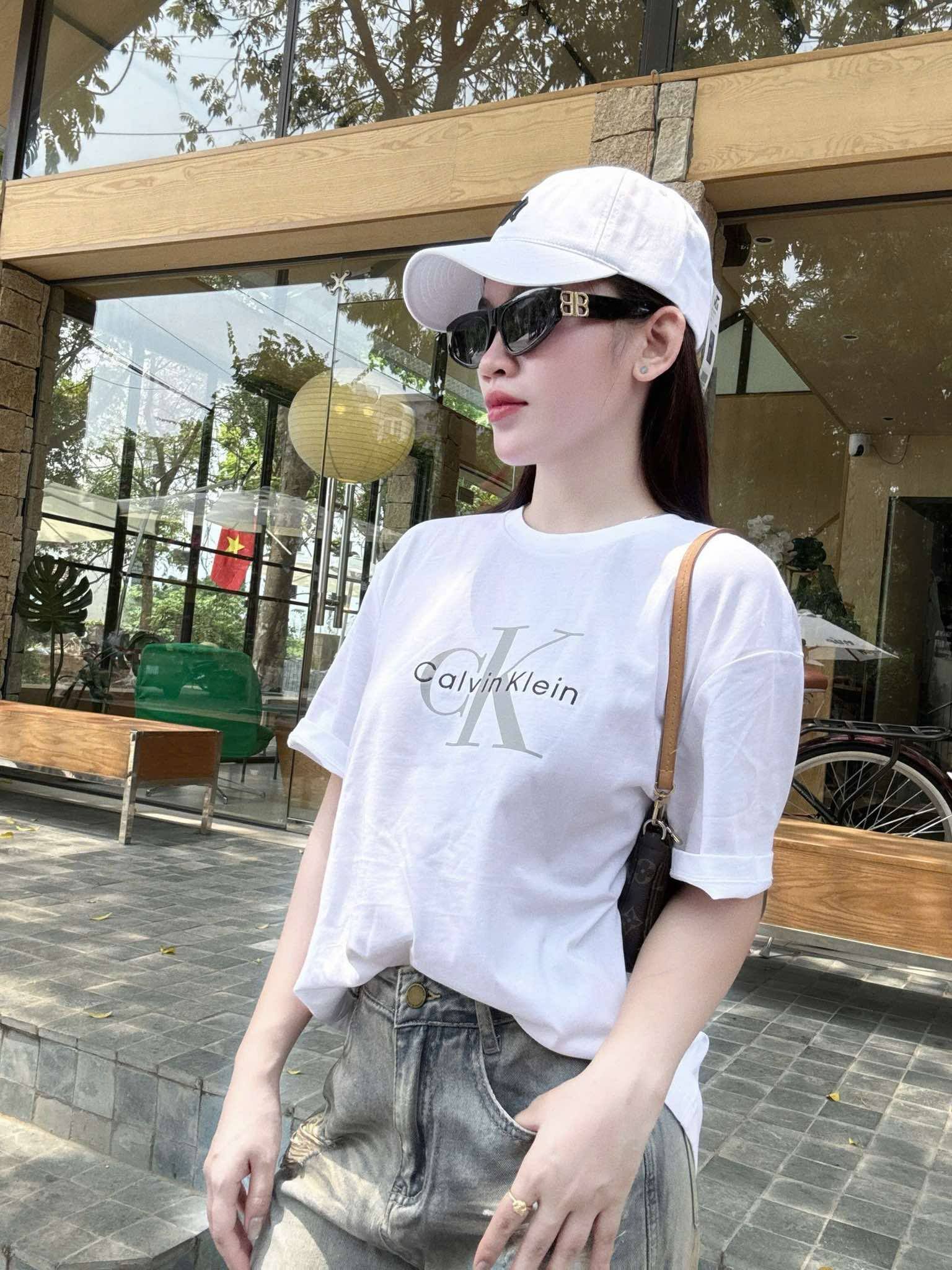 Áo Calvin Klein Monogram Logo White [ SP47603456 ]