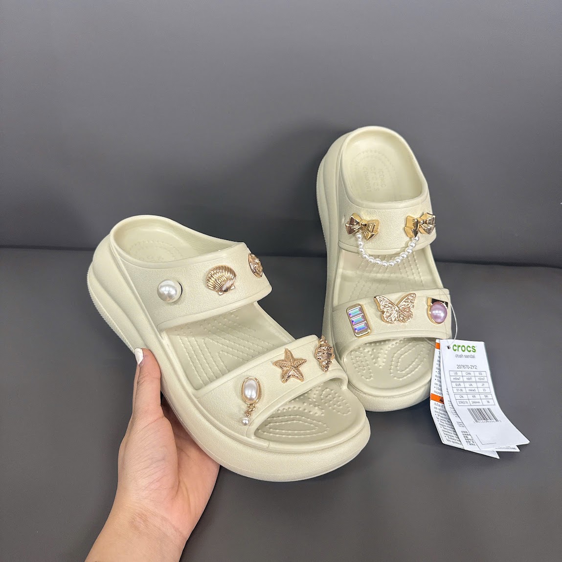 Dép Xăng Đan Unisex Crocs Classic Crush Bone [ 207670-2Y2 ]