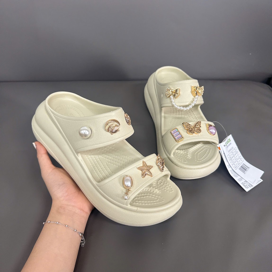 Dép Xăng Đan Unisex Crocs Classic Crush Bone [ 207670-2Y2 ]