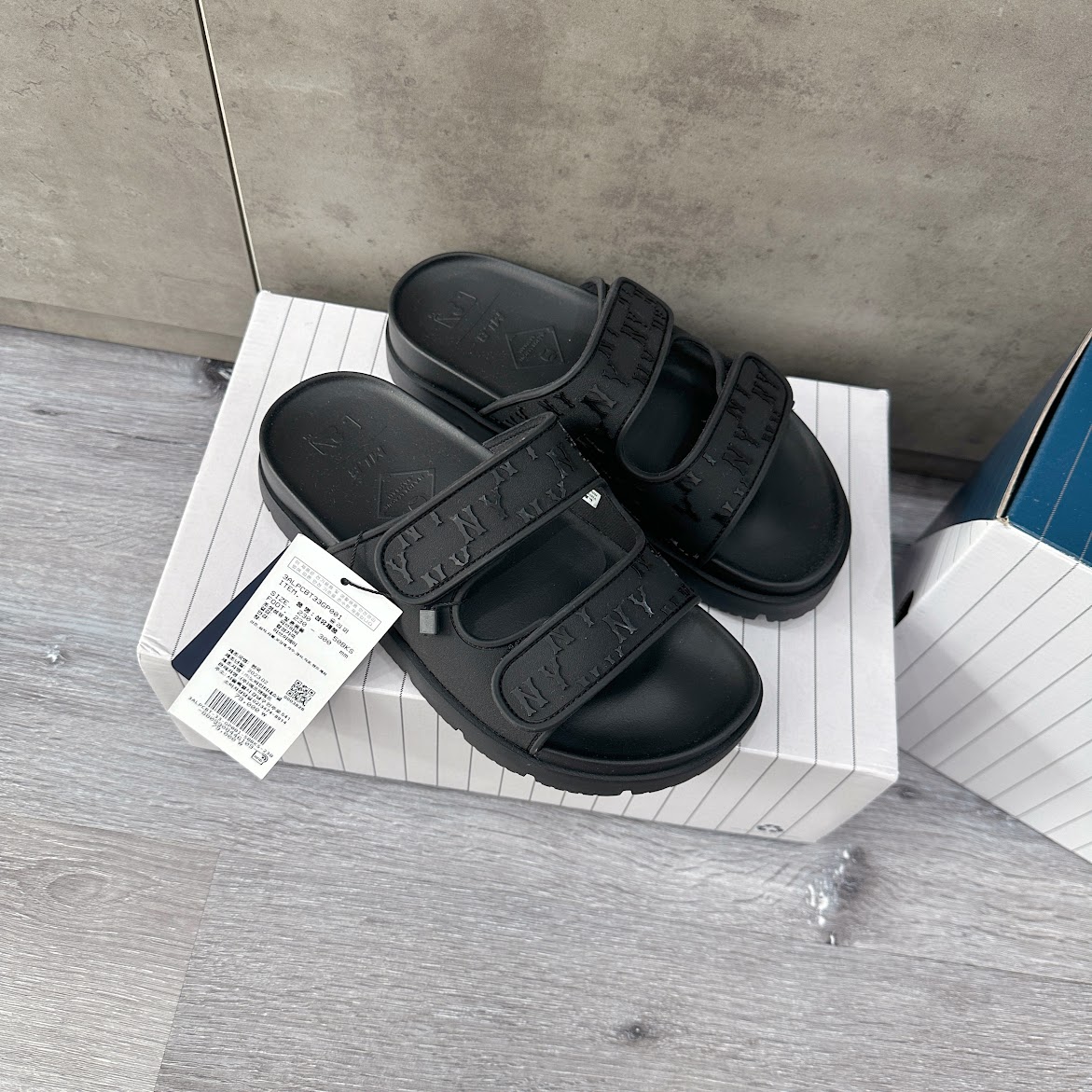 Dép MLB Chunky Bouncer New York Yankees Màu Đen [ 3ALPCBT33-50BKS ]