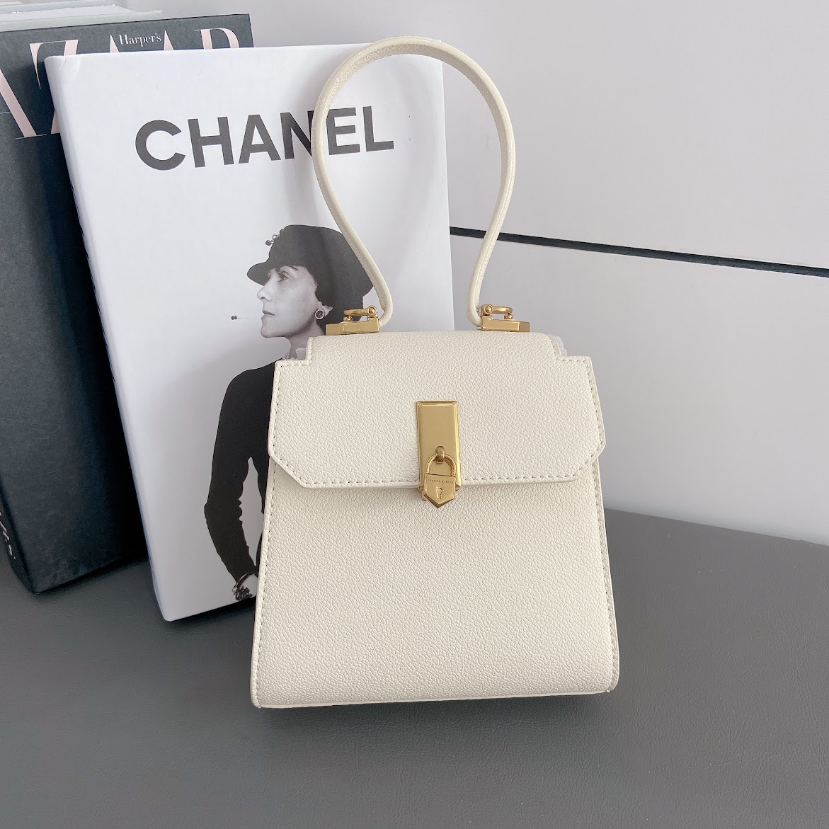 Túi Charles & Keith Geometric Top Handle Chain-Link Bag - Cream [ CK2-50270882-1 ]