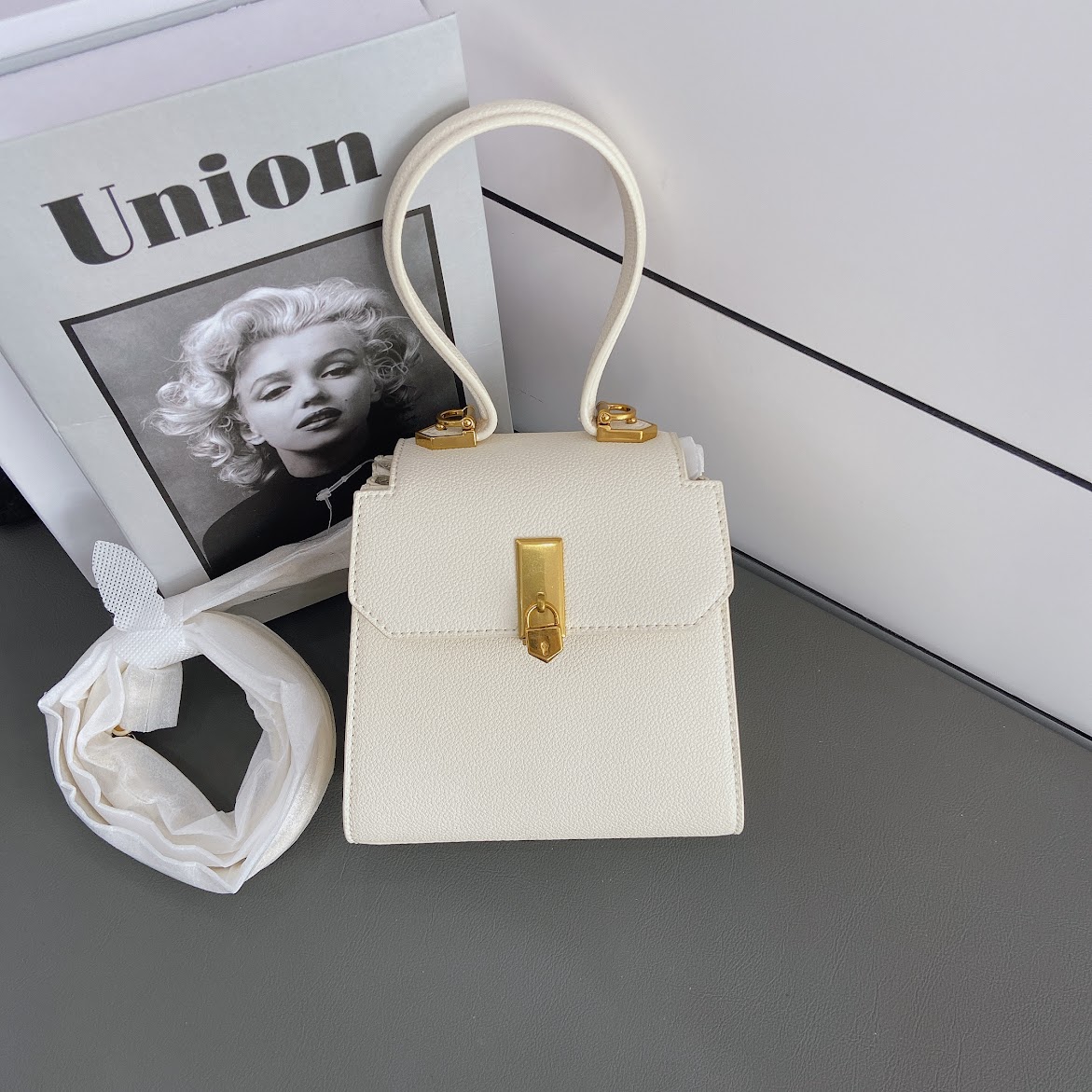 Túi Charles & Keith Geometric Top Handle Chain-Link Bag - Cream [ CK2-50270882-1 ]
