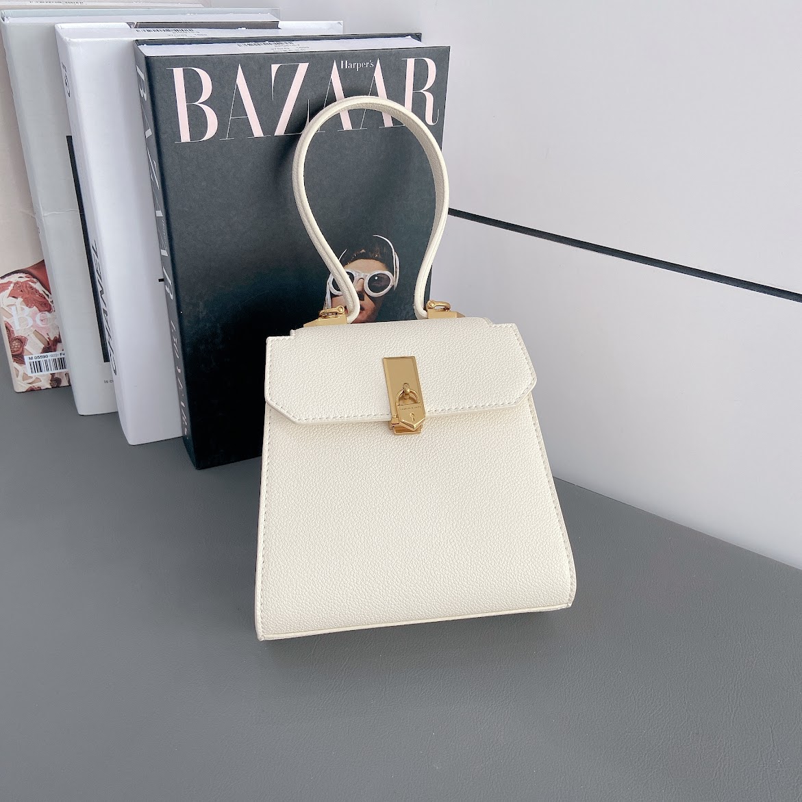 Túi Charles & Keith Geometric Top Handle Chain-Link Bag - Cream [ CK2-50270882-1 ]