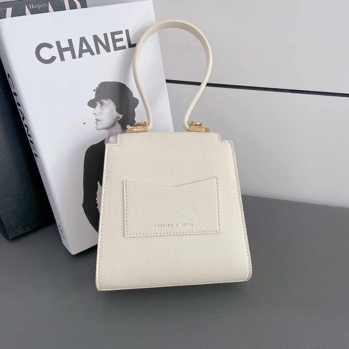 Túi Charles & Keith Geometric Top Handle Chain-Link Bag - Cream [ CK2-50270882-1 ]