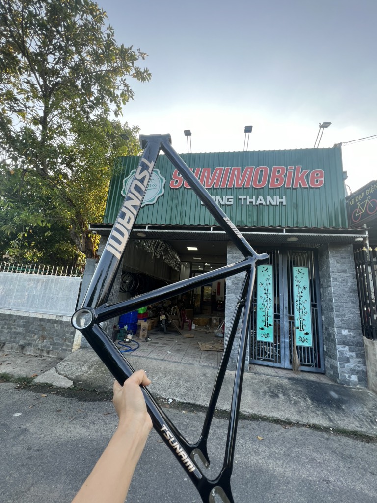 Khung TSUNAMI SNM100 màu đen chữ vàng chính hãng