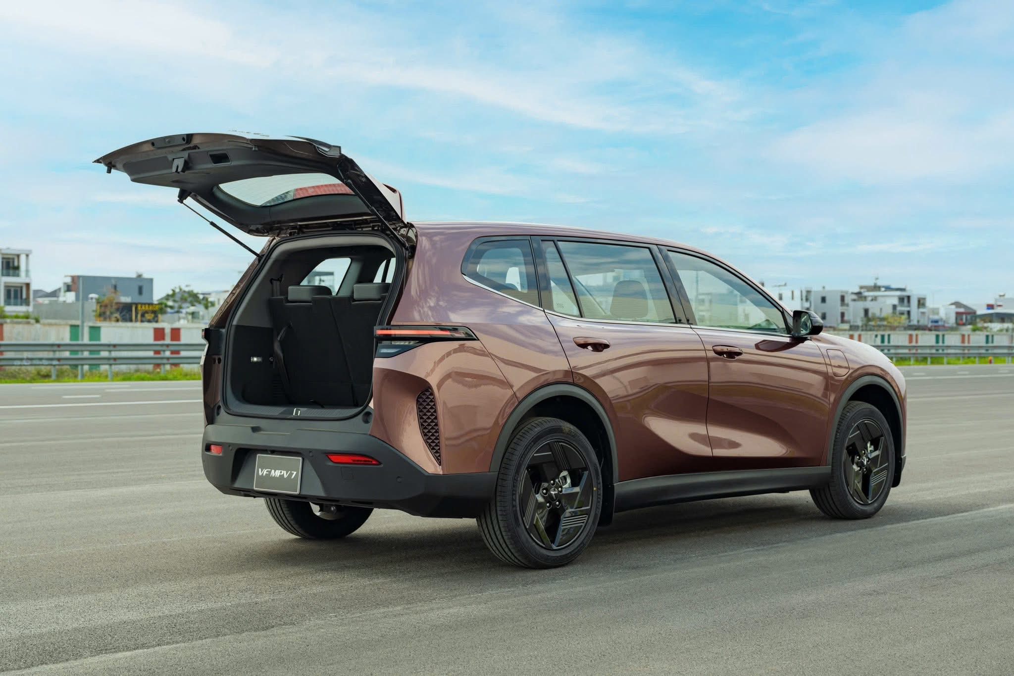 VINFAST VF MPV7 - LỰA CHỌN THOẢI MÁI CHO ĐẠI GIA ĐÌNH