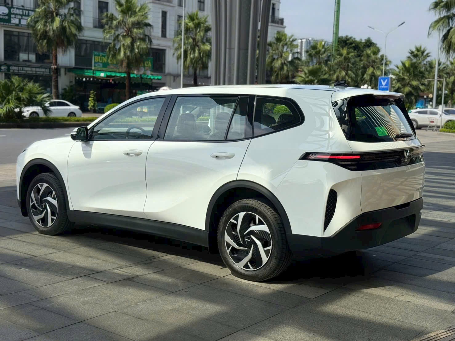 VINFAST LIMO GREEN - Lựa chọn tinh tế cho xe dịch vụ thế hệ mới