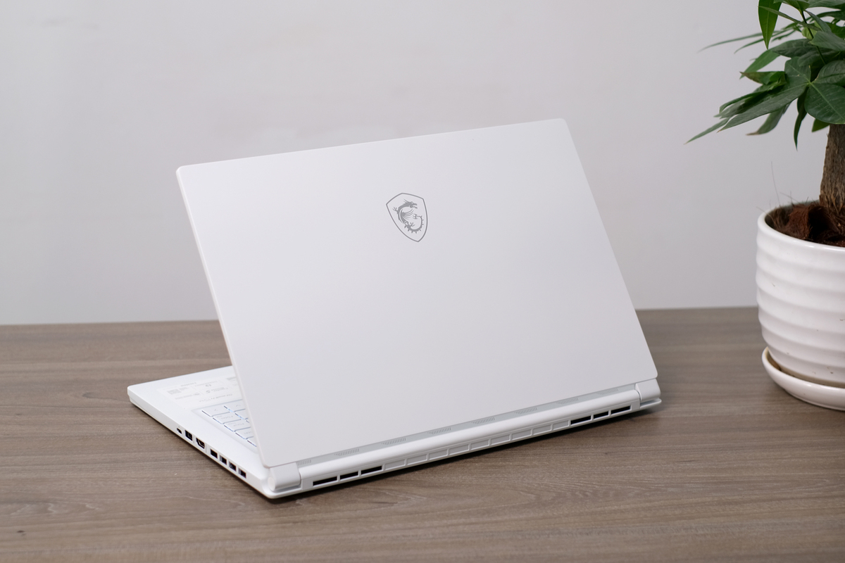 Dùng thử laptop chơi game mỏng nhất thế giới