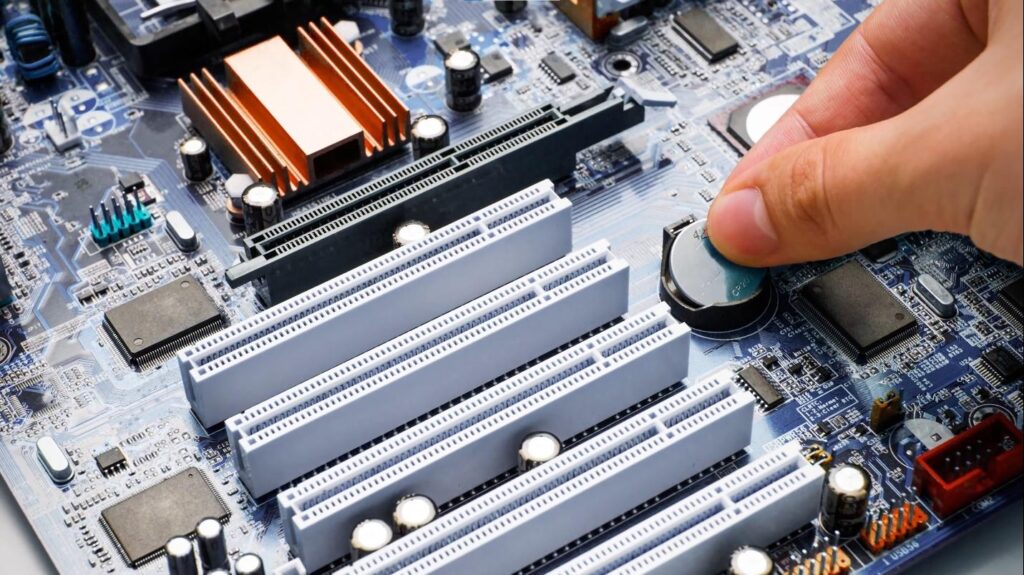 Vì sao bo mạch chủ lại có cục pin trên đó?