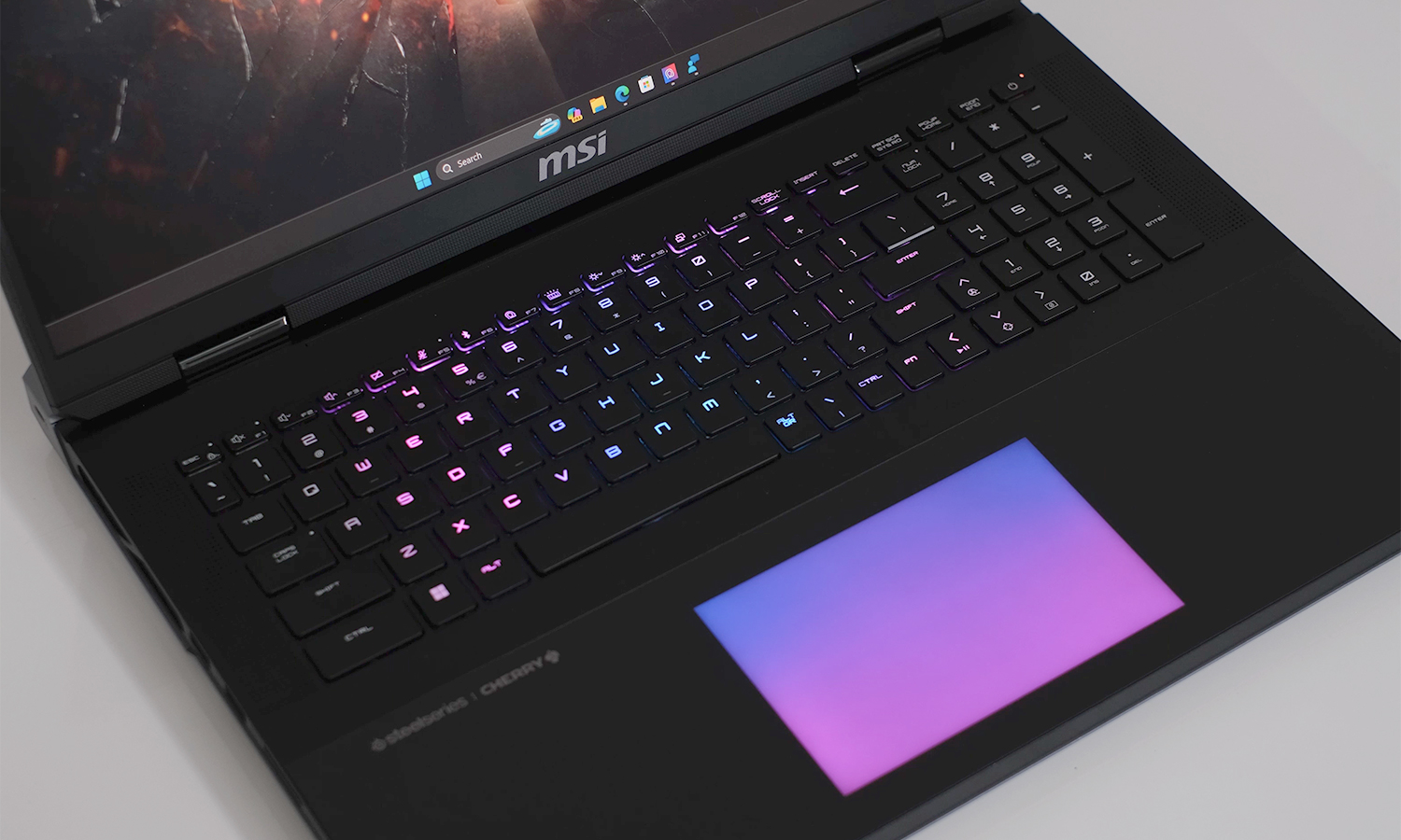 "Laptop Mạnh Nhất Universe" - giá hơn 100 triệu đồng với touchpad phát sáng