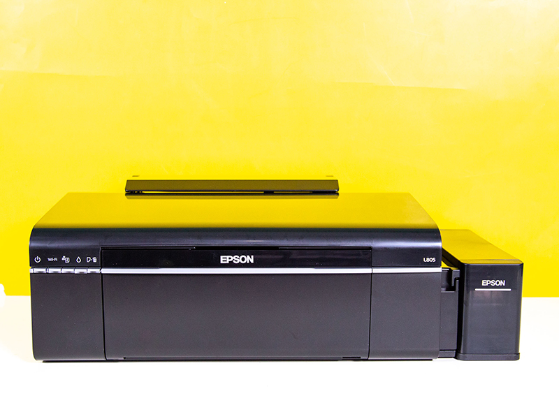 Máy in Epson L805 sở hữu thiết kế vỏ ngoài màu đen sang trọng, gọn gàng