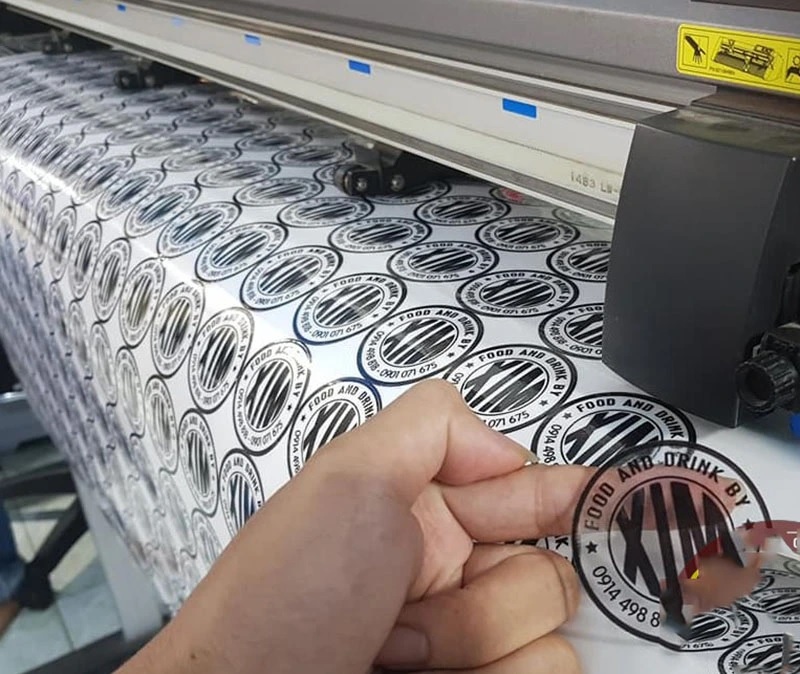 Máy in decal trong sử dụng mực dầu