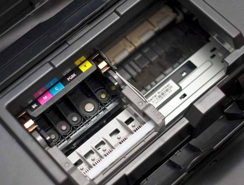 Đầu phun máy in decal hoạt động theo cơ chế phun mực theo yêu cầu