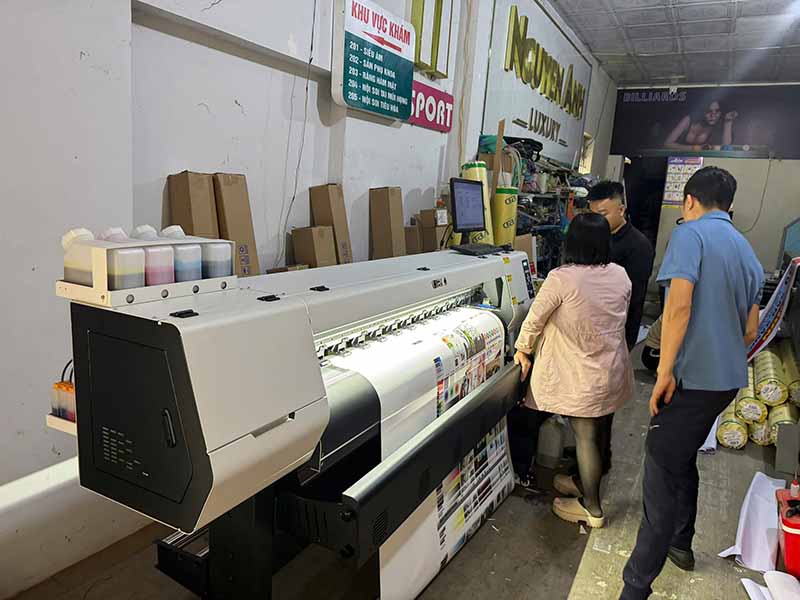 Máy in decal được ứng dụng trong in ấn tem nhãn, in decal, banner…
