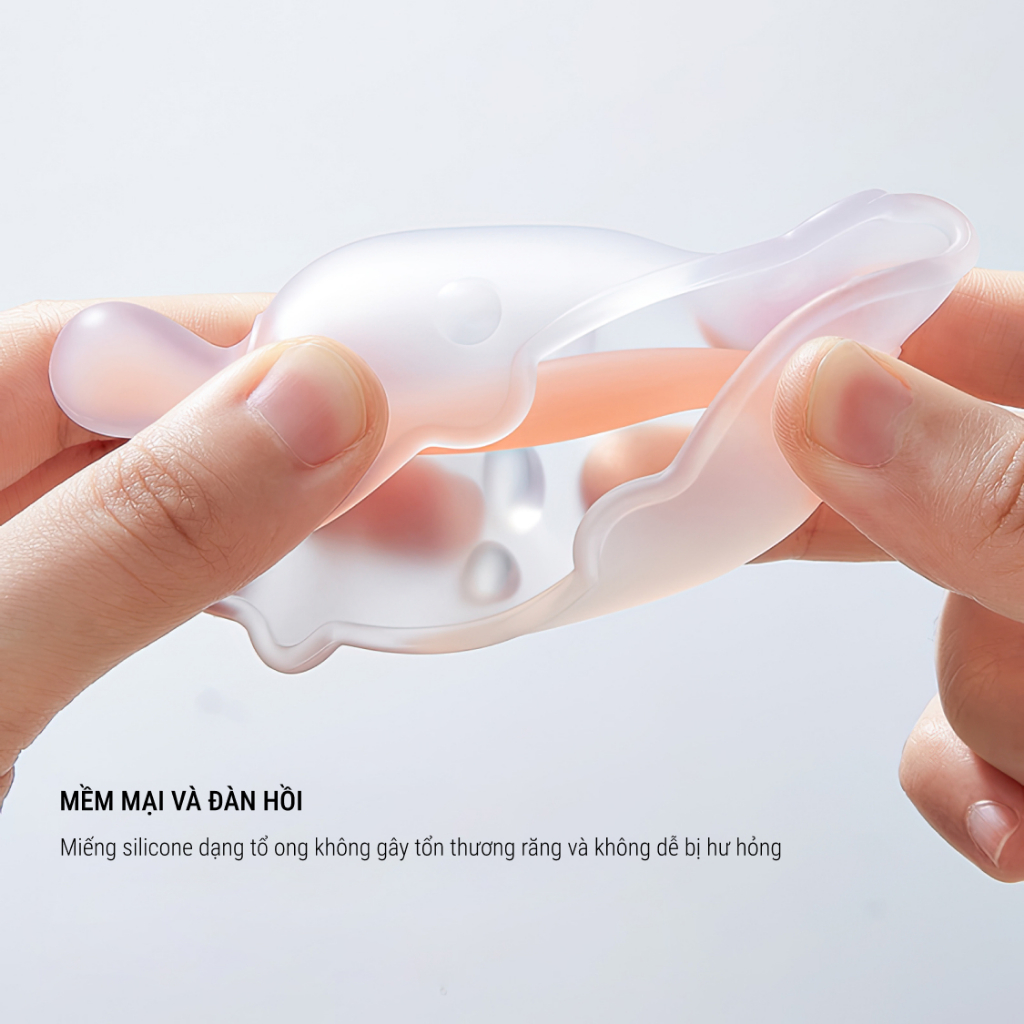 KUB | Gặm Nướu Cho Bé Dạng Đeo Tay Bằng Silicon Kháng Khuẩn, Mềm Mại [Tặng Kèm Gặm Nướu Sư Tử]