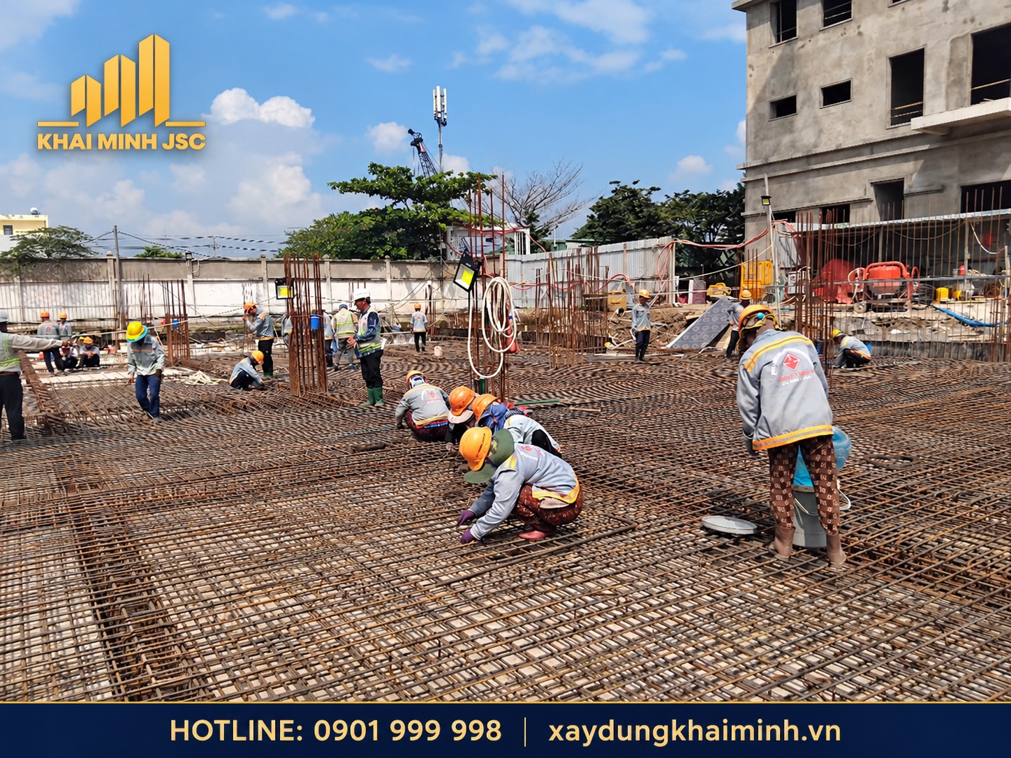 Title: Ảnh thi công cốt thép 04 - Description: Khu vực dầm giao với thép chờ cột đang thi công