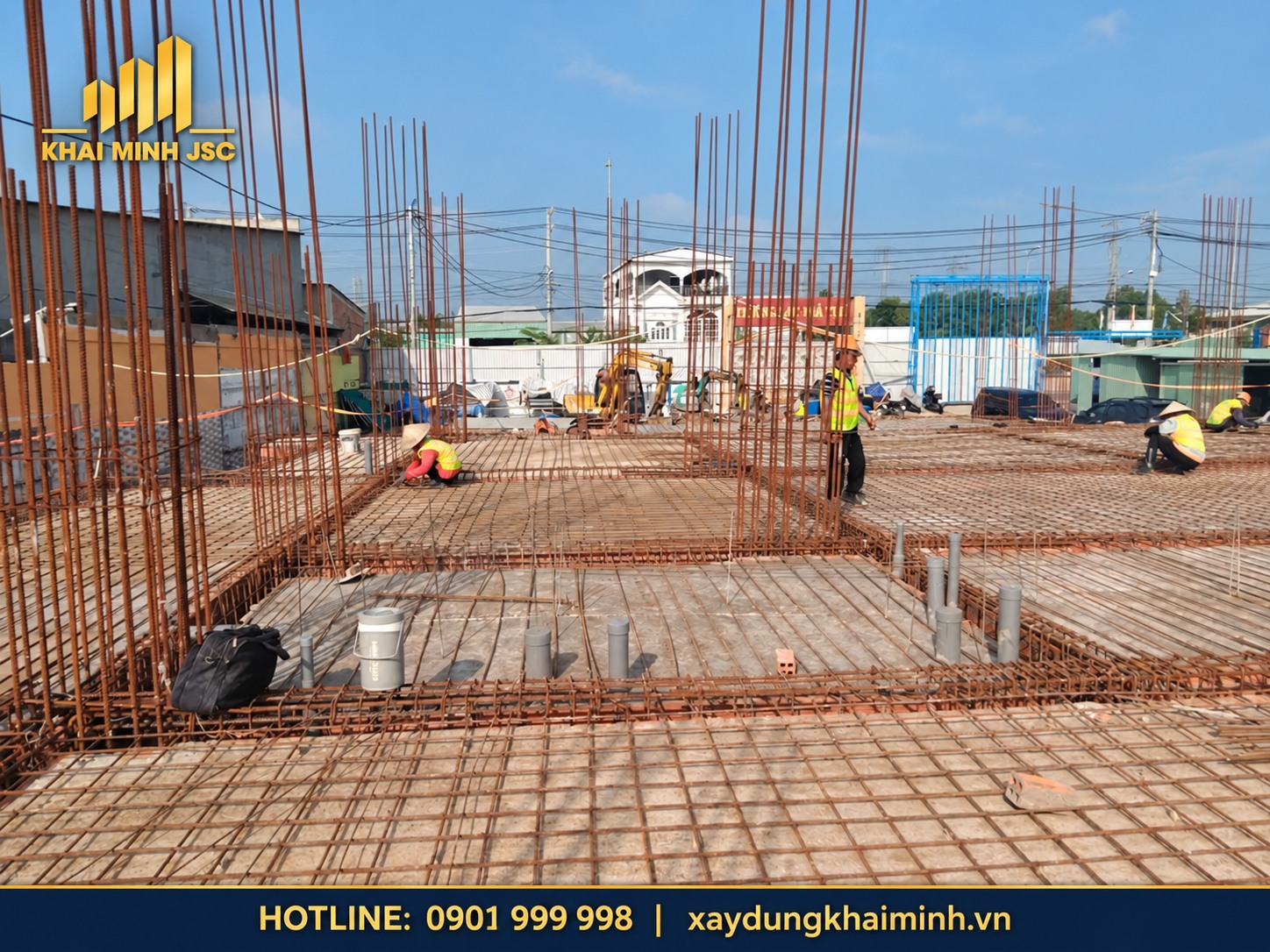 Title: Ảnh thi công cốt thép 09 - Description: Các dải dầm và thép chờ cột trong giai đoạn lắp dựng