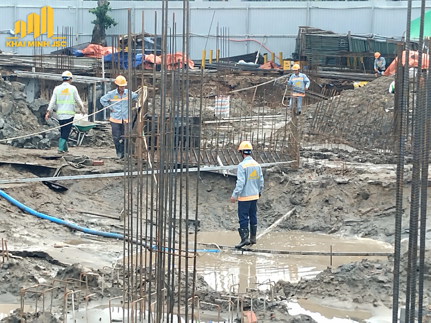Hình 2  Khu vực hố đào có nước cần được kiểm soát trước khi chuyển bước