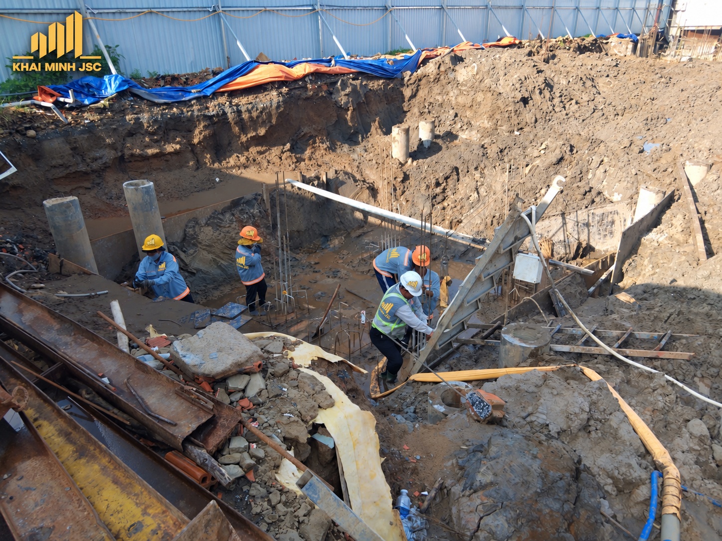 Hình 3  Minh họa thao tác xử lý đầu cọc trong khu vực đào móng