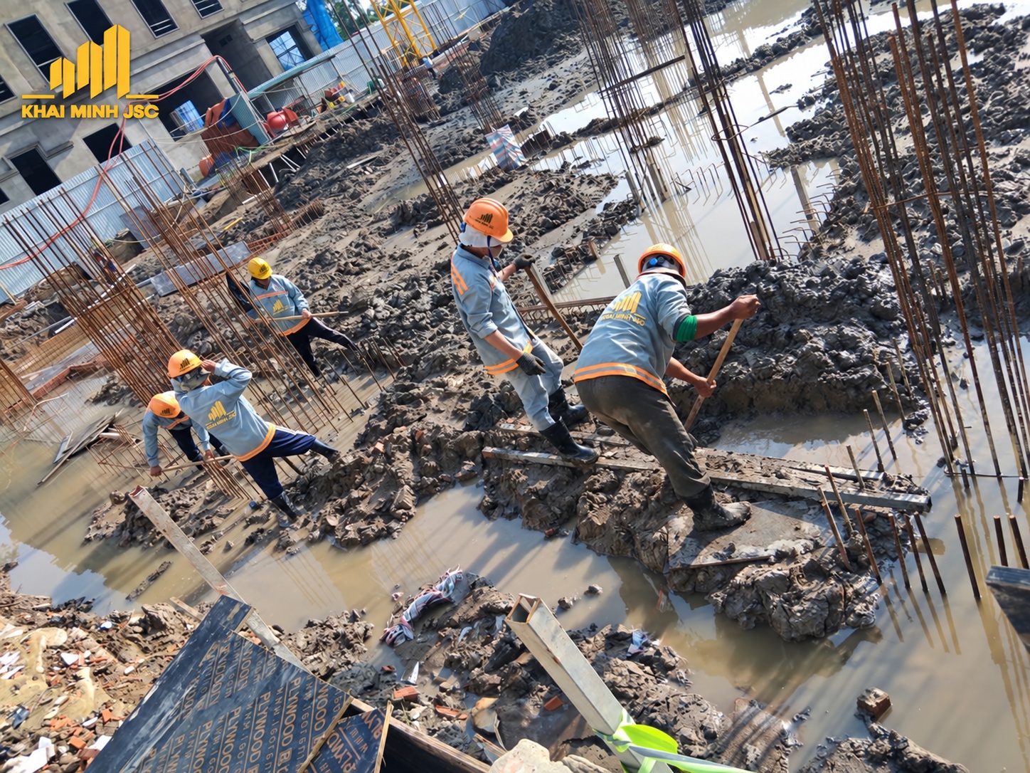 Hình 6  Điều kiện nền bùn và nước đọng cần được đánh giá khi tổ chức thi công