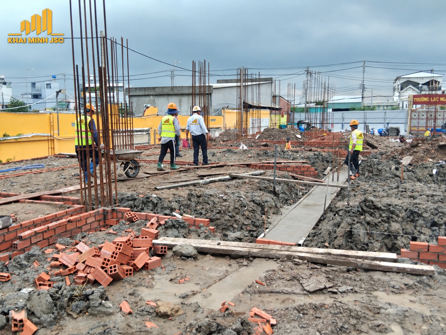 Hình 7 Minh họa bố trí mặt bằng thi công đài và giằng móng