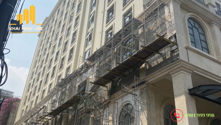 Công đoạn sơn nước bên ngoài nhà phố