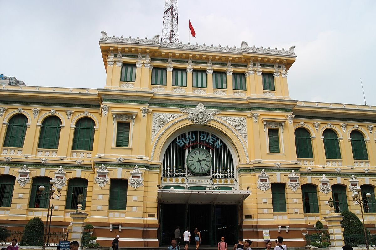 Bưu điện Trung tâm Sài Gòn với mặt tiền vàng và đồng hồ lớn, công trình kiến trúc nổi tiếng TP.HCM Bưu điện Trung tâm Sài Gòn với mặt tiền vàng và đồng hồ lớn, công trình kiến trúc nổi tiếng TP.HCM