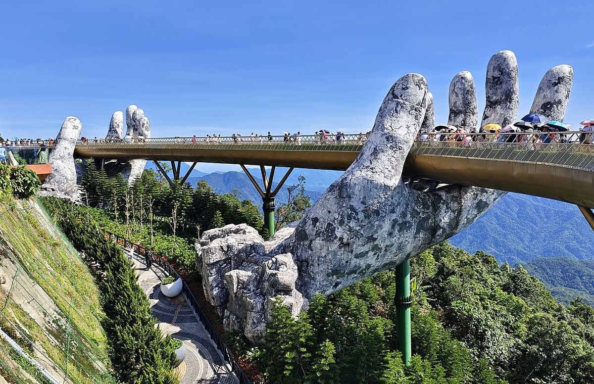 Cầu Vàng Bà Nà Hills Đà Nẵng được nâng bởi đôi bàn tay đá khổng lồ Cầu Vàng Bà Nà Hills Đà Nẵng được nâng bởi đôi bàn tay đá khổng lồ