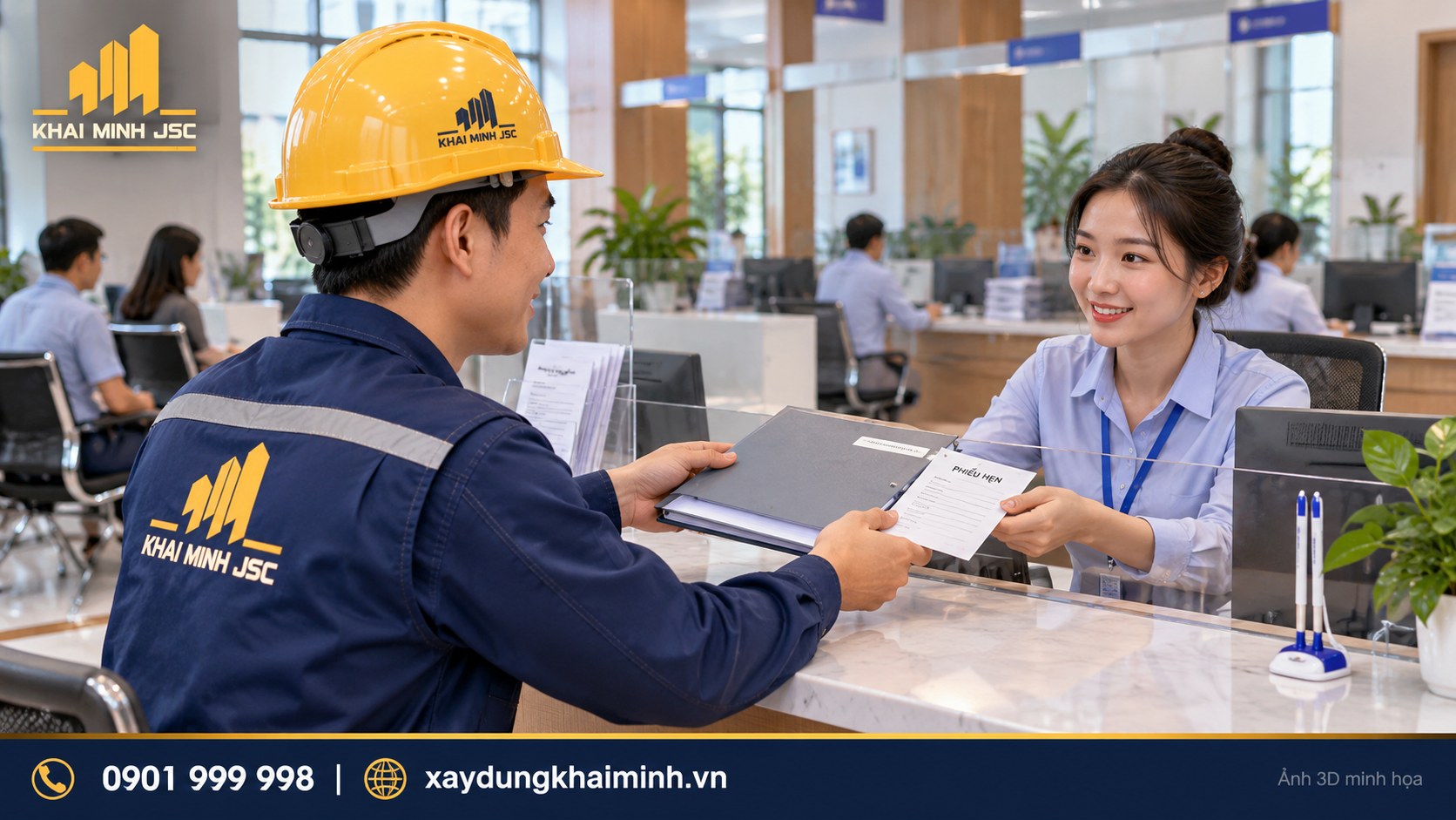Chuyên viên theo dõi hồ sơ cấp phép tại quầy tiếp nhận hành chính công
