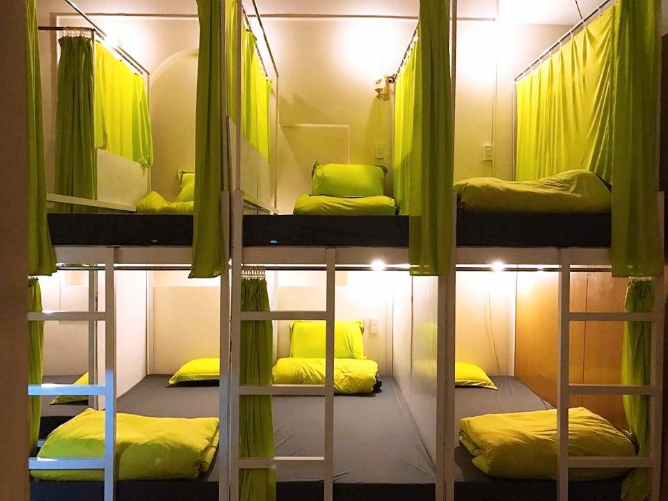 Gợi ý cách trang trí phòng ngủ homestay độc đáo, sáng tạo 15 Phòng ngủ được ngăn cách thành nhiều không gian riêng biệt với màu xanh chuối nổi bật