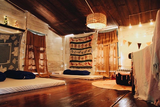 Gợi ý cách trang trí phòng ngủ homestay độc đáo, sáng tạo 17 Trang trí phòng ngủ của homestay với vật liệu chính là những thảm thổ cẩm