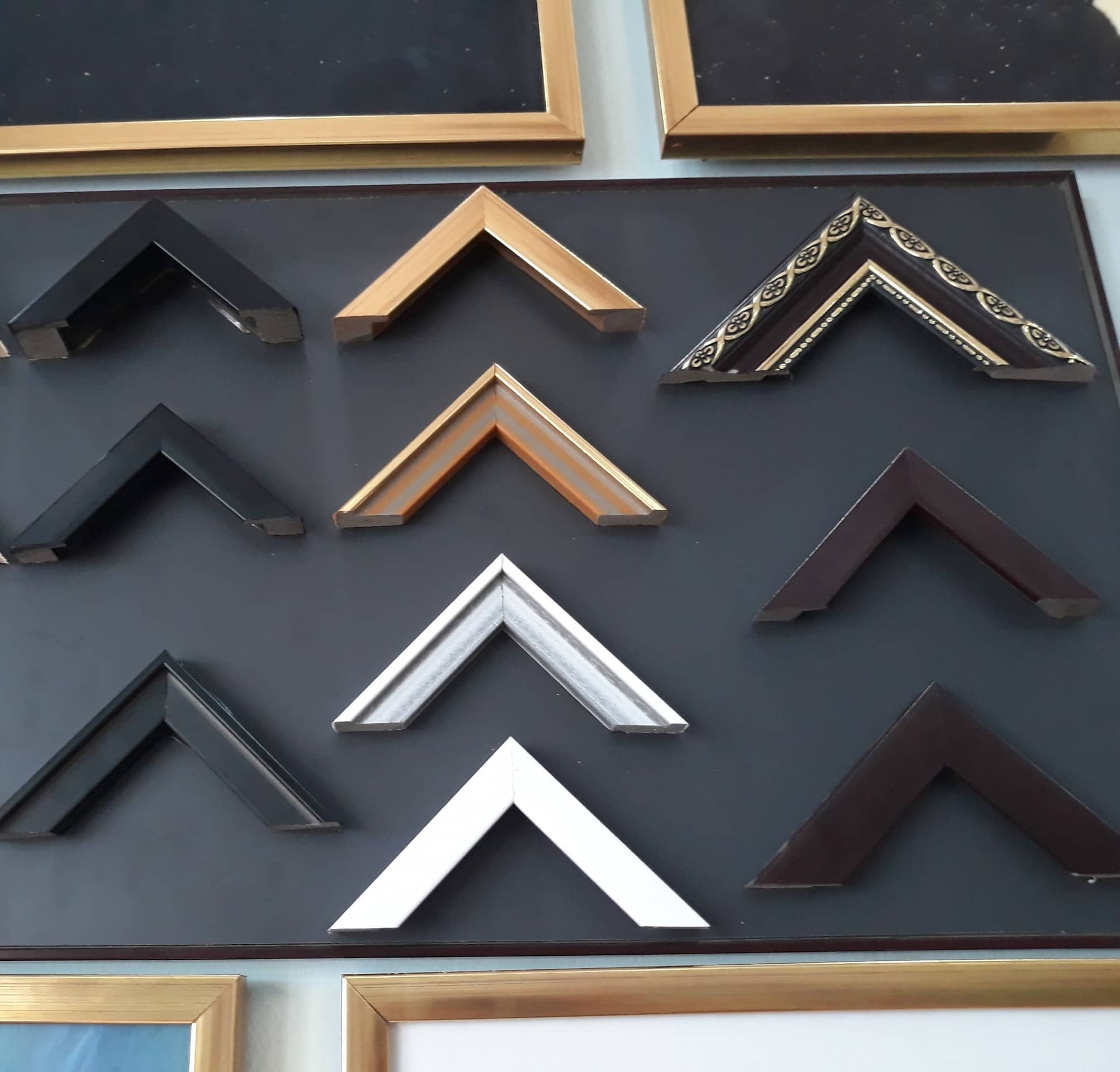 Làm đẹp không gian cùng khung tranh nhựa composite 1 Khung nhựa composite có độ cứng cao (Ảnh: Doorsdirect)