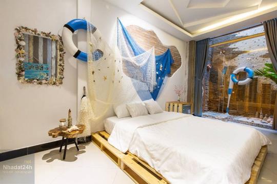 Gợi ý cách trang trí phòng ngủ homestay độc đáo, sáng tạo 16 Phòng ngủ được trang trí mang đậm phong cách của biển với lưới đánh cá, phao bơi